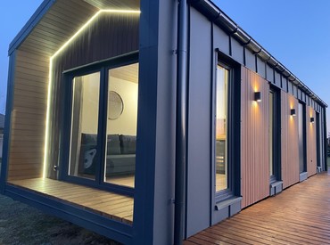 Kupsidomek přináší celoroční mobilní domy na klíč (včetně kuchyně a koupelny). Spojujeme moderní design, komfort a svobodu. Dům přivezeme a bydlet můžete prakticky v den doručení.