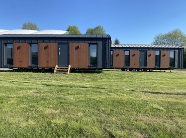 Kupsidomek přináší celoroční mobilní domy na klíč (včetně kuchyně a koupelny). Spojujeme moderní design, komfort a svobodu. Dům přivezeme a bydlet můžete prakticky v den doručení.