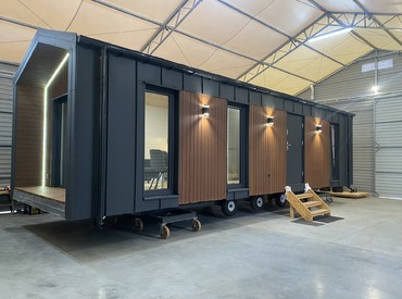 Kupsidomek přináší celoroční mobilní domy na klíč (včetně kuchyně a koupelny). Spojujeme moderní design, komfort a svobodu. Dům přivezeme a bydlet můžete prakticky v den doručení.
