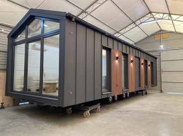 Kupsidomek přináší celoroční mobilní domy na klíč (včetně kuchyně a koupelny). Spojujeme moderní design, komfort a svobodu. Dům přivezeme a bydlet můžete prakticky v den doručení.