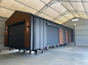 Kupsidomek přináší celoroční mobilní domy na klíč (včetně kuchyně a koupelny). Spojujeme moderní design, komfort a svobodu. Dům přivezeme a bydlet můžete prakticky v den doručení.