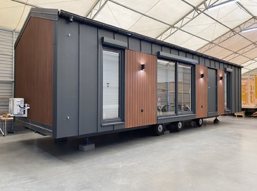 Kupsidomek přináší celoroční mobilní domy na klíč (včetně kuchyně a koupelny). Spojujeme moderní design, komfort a svobodu. Dům přivezeme a bydlet můžete prakticky v den doručení.