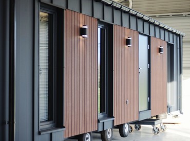 Kupsidomek přináší celoroční mobilní domy na klíč (včetně kuchyně a koupelny). Spojujeme moderní design, komfort a svobodu. Dům přivezeme a bydlet můžete prakticky v den doručení.