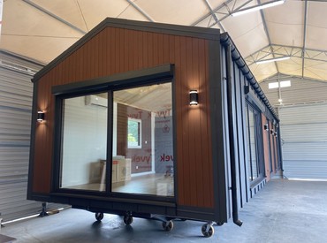 Kupsidomek přináší celoroční mobilní domy na klíč (včetně kuchyně a koupelny). Spojujeme moderní design, komfort a svobodu. Dům přivezeme a bydlet můžete prakticky v den doručení.