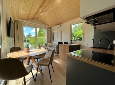 Kupsidomek přináší celoroční mobilní domy na klíč (včetně kuchyně a koupelny). Spojujeme moderní design, komfort a svobodu. Dům přivezeme a bydlet můžete prakticky v den doručení.