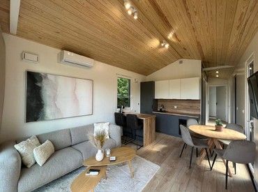 Kupsidomek přináší celoroční mobilní domy na klíč (včetně kuchyně a koupelny). Spojujeme moderní design, komfort a svobodu. Dům přivezeme a bydlet můžete prakticky v den doručení.