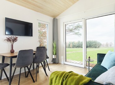Kupsidomek přináší celoroční mobilní domy na klíč (včetně kuchyně a koupelny). Spojujeme moderní design, komfort a svobodu. Dům přivezeme a bydlet můžete prakticky v den doručení.