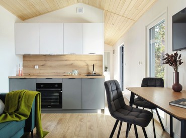 Kupsidomek přináší celoroční mobilní domy na klíč (včetně kuchyně a koupelny). Spojujeme moderní design, komfort a svobodu. Dům přivezeme a bydlet můžete prakticky v den doručení.