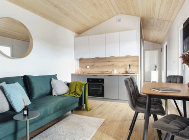 Kupsidomek přináší celoroční mobilní domy na klíč (včetně kuchyně a koupelny). Spojujeme moderní design, komfort a svobodu. Dům přivezeme a bydlet můžete prakticky v den doručení.