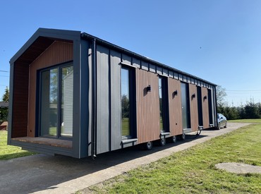 Kupsidomek přináší celoroční mobilní domy na klíč (včetně kuchyně a koupelny). Spojujeme moderní design, komfort a svobodu. Dům přivezeme a bydlet můžete prakticky v den doručení.