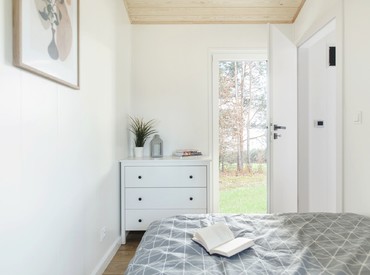 Kupsidomek přináší celoroční mobilní domy na klíč (včetně kuchyně a koupelny). Spojujeme moderní design, komfort a svobodu. Dům přivezeme a bydlet můžete prakticky v den doručení.