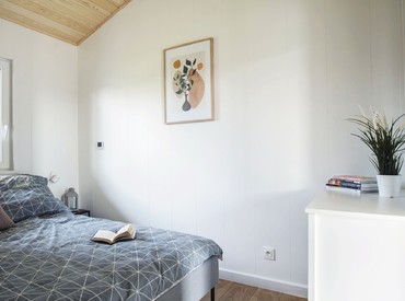 Kupsidomek přináší celoroční mobilní domy na klíč (včetně kuchyně a koupelny). Spojujeme moderní design, komfort a svobodu. Dům přivezeme a bydlet můžete prakticky v den doručení.