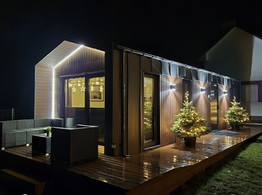 Kupsidomek přináší celoroční mobilní domy na klíč (včetně kuchyně a koupelny). Spojujeme moderní design, komfort a svobodu. Dům přivezeme a bydlet můžete prakticky v den doručení.