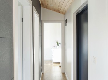 Kupsidomek přináší celoroční mobilní domy na klíč (včetně kuchyně a koupelny). Spojujeme moderní design, komfort a svobodu. Dům přivezeme a bydlet můžete prakticky v den doručení.