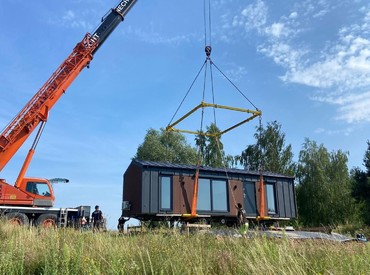 Kupsidomek přináší celoroční mobilní domy na klíč (včetně kuchyně a koupelny). Spojujeme moderní design, komfort a svobodu. Dům přivezeme a bydlet můžete prakticky v den doručení.
