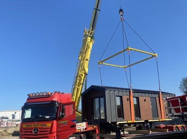 Kupsidomek přináší celoroční mobilní domy na klíč (včetně kuchyně a koupelny). Spojujeme moderní design, komfort a svobodu. Dům přivezeme a bydlet můžete prakticky v den doručení.