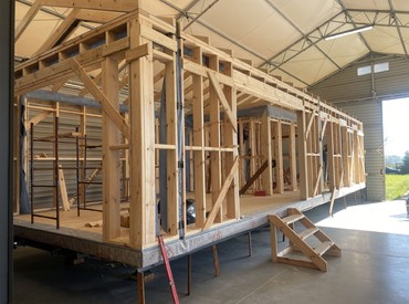 Kupsidomek přináší celoroční mobilní domy na klíč (včetně kuchyně a koupelny). Spojujeme moderní design, komfort a svobodu. Dům přivezeme a bydlet můžete prakticky v den doručení.
