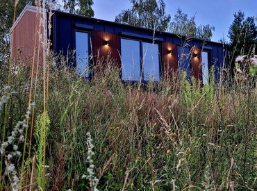 Kupsidomek přináší celoroční mobilní domy na klíč (včetně kuchyně a koupelny). Spojujeme moderní design, komfort a svobodu. Dům přivezeme a bydlet můžete prakticky v den doručení.