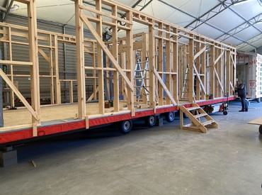 Kupsidomek přináší celoroční mobilní domy na klíč (včetně kuchyně a koupelny). Spojujeme moderní design, komfort a svobodu. Dům přivezeme a bydlet můžete prakticky v den doručení.
