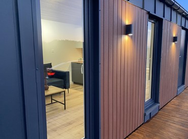 Kupsidomek přináší celoroční mobilní domy na klíč (včetně kuchyně a koupelny). Spojujeme moderní design, komfort a svobodu. Dům přivezeme a bydlet můžete prakticky v den doručení.