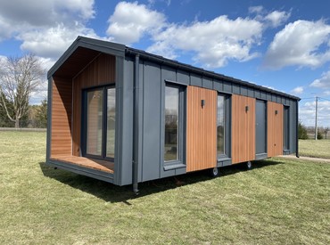 Kupsidomek přináší celoroční mobilní domy na klíč (včetně kuchyně a koupelny). Spojujeme moderní design, komfort a svobodu. Dům přivezeme a bydlet můžete prakticky v den doručení.