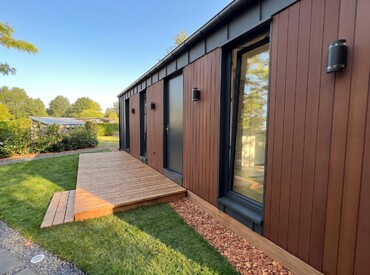Kupsidomek přináší celoroční mobilní domy na klíč (včetně kuchyně a koupelny). Spojujeme moderní design, komfort a svobodu. Dům přivezeme a bydlet můžete prakticky v den doručení.