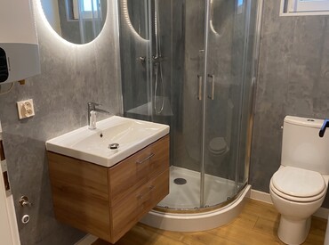 Kupsidomek přináší celoroční mobilní domy na klíč (včetně kuchyně a koupelny). Spojujeme moderní design, komfort a svobodu. Dům přivezeme a bydlet můžete prakticky v den doručení.