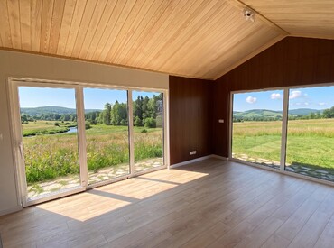 Kupsidomek přináší celoroční mobilní domy na klíč (včetně kuchyně a koupelny). Spojujeme moderní design, komfort a svobodu. Dům přivezeme a bydlet můžete prakticky v den doručení.