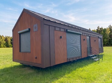 Kupsidomek přináší celoroční mobilní domy na klíč (včetně kuchyně a koupelny). Spojujeme moderní design, komfort a svobodu. Dům přivezeme a bydlet můžete prakticky v den doručení.