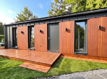 Kupsidomek přináší celoroční mobilní domy na klíč (včetně kuchyně a koupelny). Spojujeme moderní design, komfort a svobodu. Dům přivezeme a bydlet můžete prakticky v den doručení.