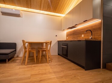 Kupsidomek přináší celoroční mobilní domy na klíč (včetně kuchyně a koupelny). Spojujeme moderní design, komfort a svobodu. Dům přivezeme a bydlet můžete prakticky v den doručení.
