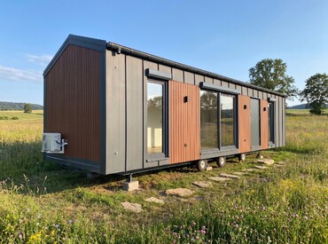 Kupsidomek přináší celoroční mobilní domy na klíč (včetně kuchyně a koupelny). Spojujeme moderní design, komfort a svobodu. Dům přivezeme a bydlet můžete prakticky v den doručení.