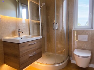 Kupsidomek přináší celoroční mobilní domy na klíč (včetně kuchyně a koupelny). Spojujeme moderní design, komfort a svobodu. Dům přivezeme a bydlet můžete prakticky v den doručení.