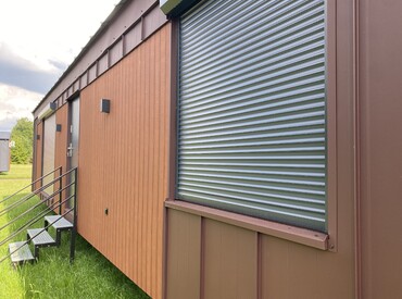 Kupsidomek přináší celoroční mobilní domy na klíč (včetně kuchyně a koupelny). Spojujeme moderní design, komfort a svobodu. Dům přivezeme a bydlet můžete prakticky v den doručení.