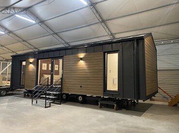 Kupsidomek přináší celoroční mobilní domy na klíč (včetně kuchyně a koupelny). Spojujeme moderní design, komfort a svobodu. Dům přivezeme a bydlet můžete prakticky v den doručení.