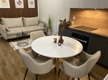 Kupsidomek přináší celoroční mobilní domy na klíč (včetně kuchyně a koupelny). Spojujeme moderní design, komfort a svobodu. Dům přivezeme a bydlet můžete prakticky v den doručení.