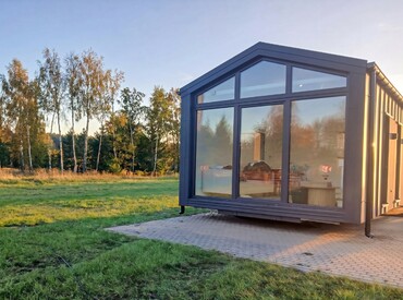 Kupsidomek přináší celoroční mobilní domy na klíč (včetně kuchyně a koupelny). Spojujeme moderní design, komfort a svobodu. Dům přivezeme a bydlet můžete prakticky v den doručení.